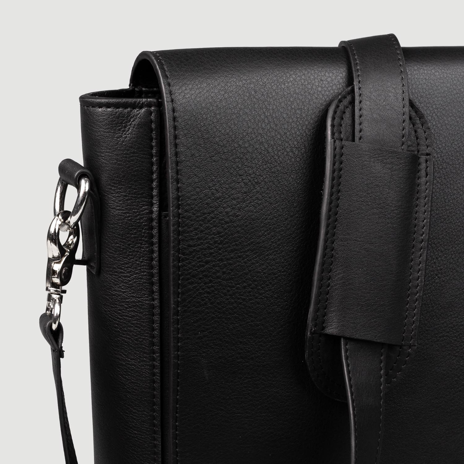 The Carismatico Black Leather Messenger Bag - Image 8